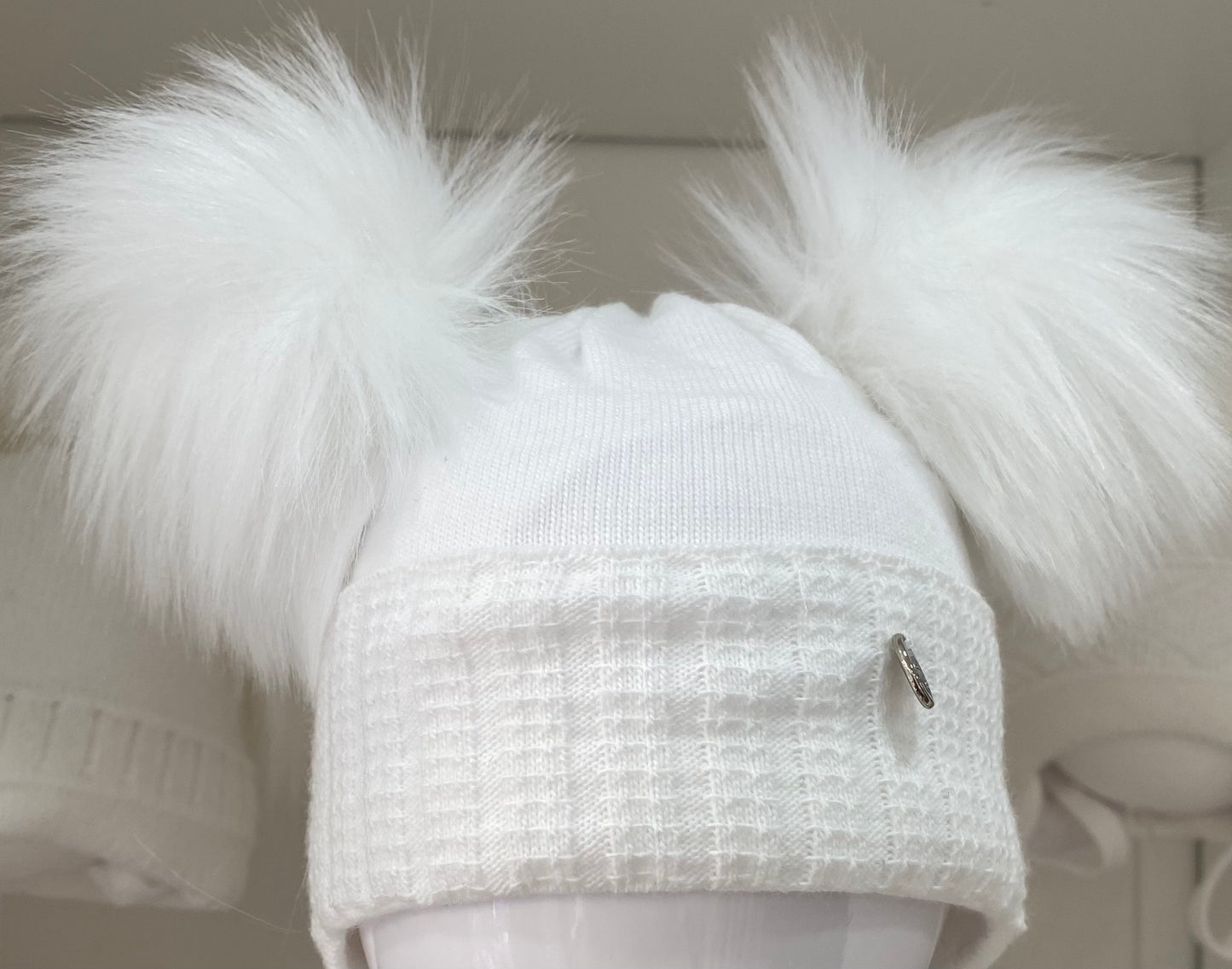 Jamiks Unisex White Double Pom FERNANDA