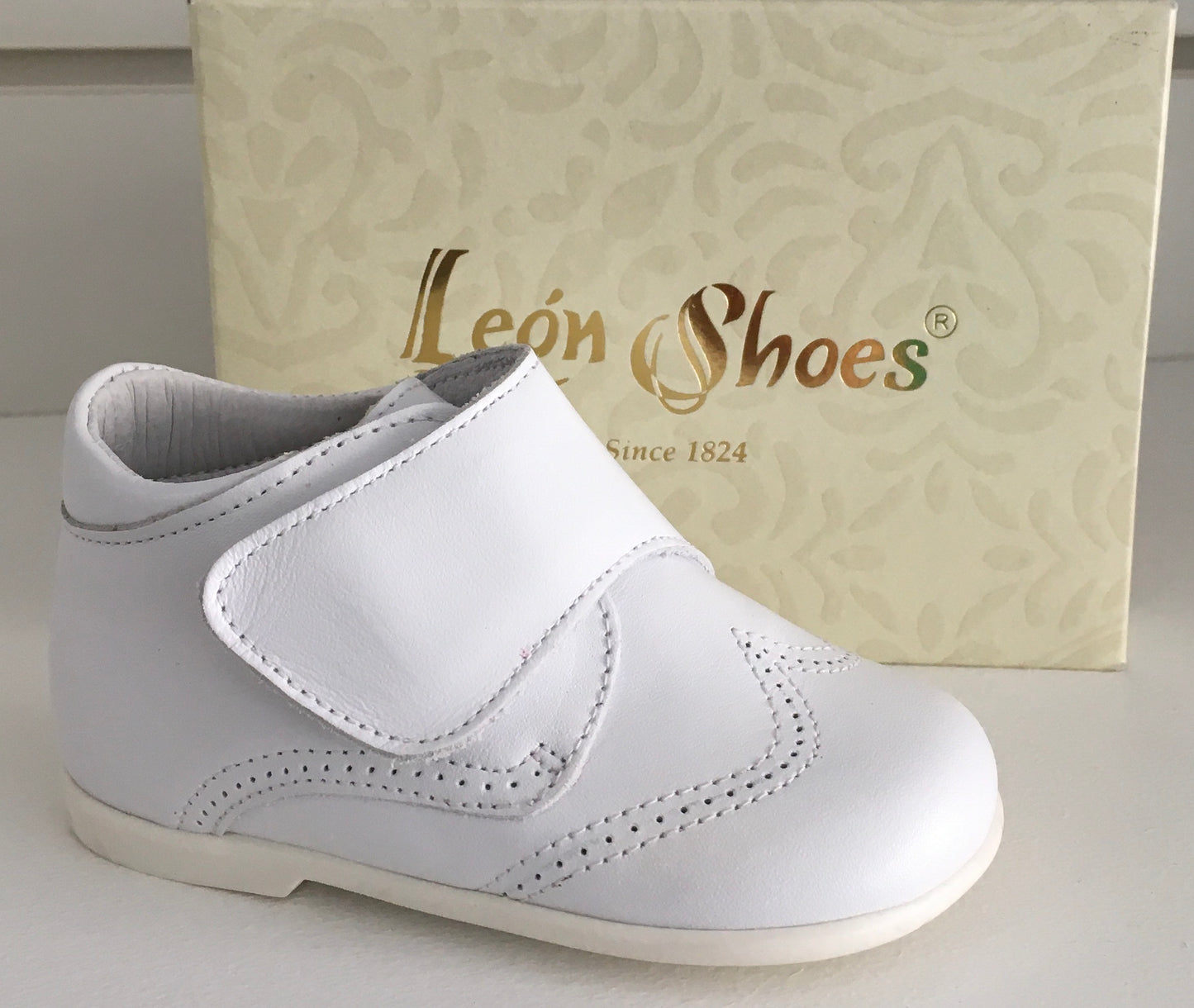 Leon Shoes Boots in White or Blue